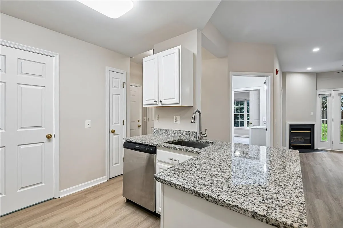 Granite counters and Stainless Steel appliances - 2001 Warners Ter N #104