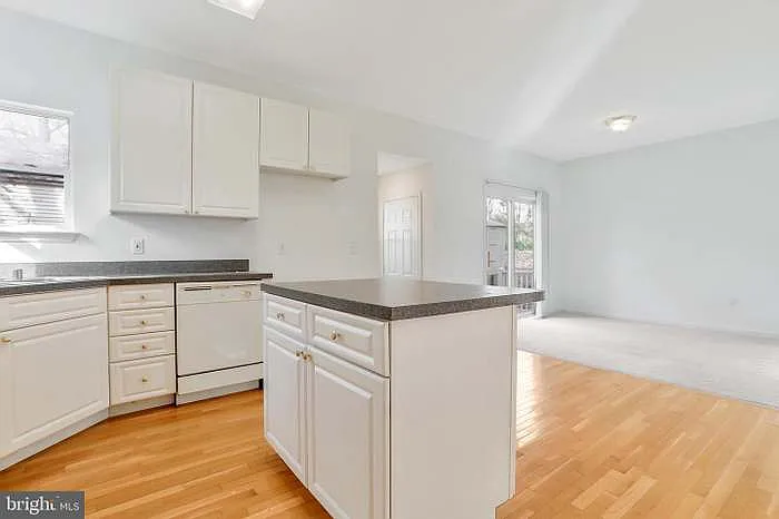 3 bed, 2.5 bath, 2584 sqft, $3,150 — Photo 4