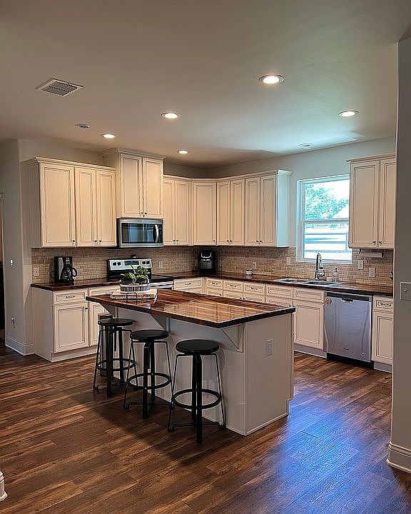 1st image of 238 Valley Oak Dr