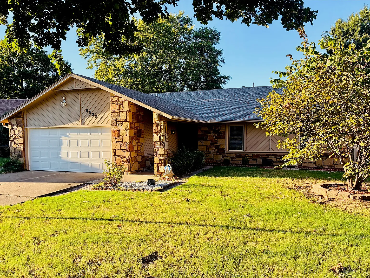 3 bed, 2.0 bath, 1744 sqft, $1,700 — Photo 1