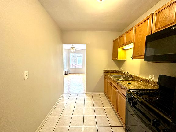 3rd image of 1340 W Argyle St APT 3S