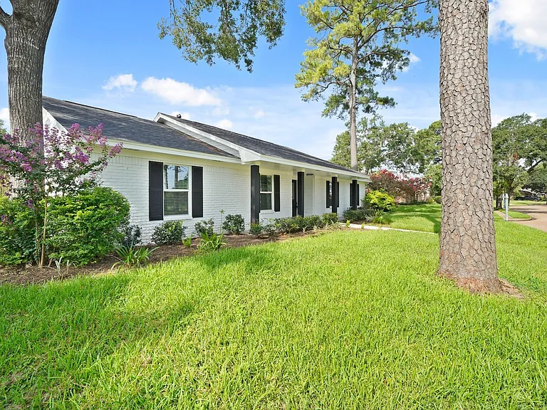 5943 Greenmont Dr — Photo 2