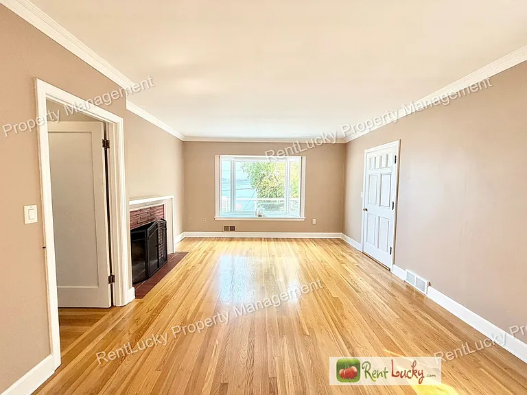 1612 Markham Ave NE — Photo 16