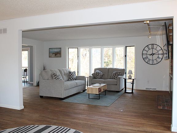 3rd image of 1404 W Devereux Dr