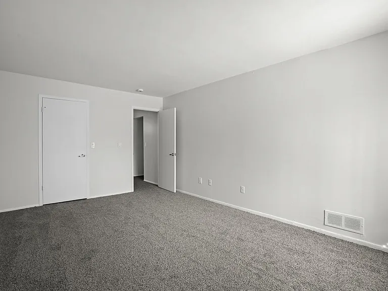 Willow Tree Apartments — Photo 33
