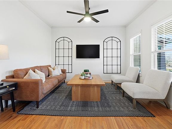 3rd image of 411 Royal Crescent Ln E