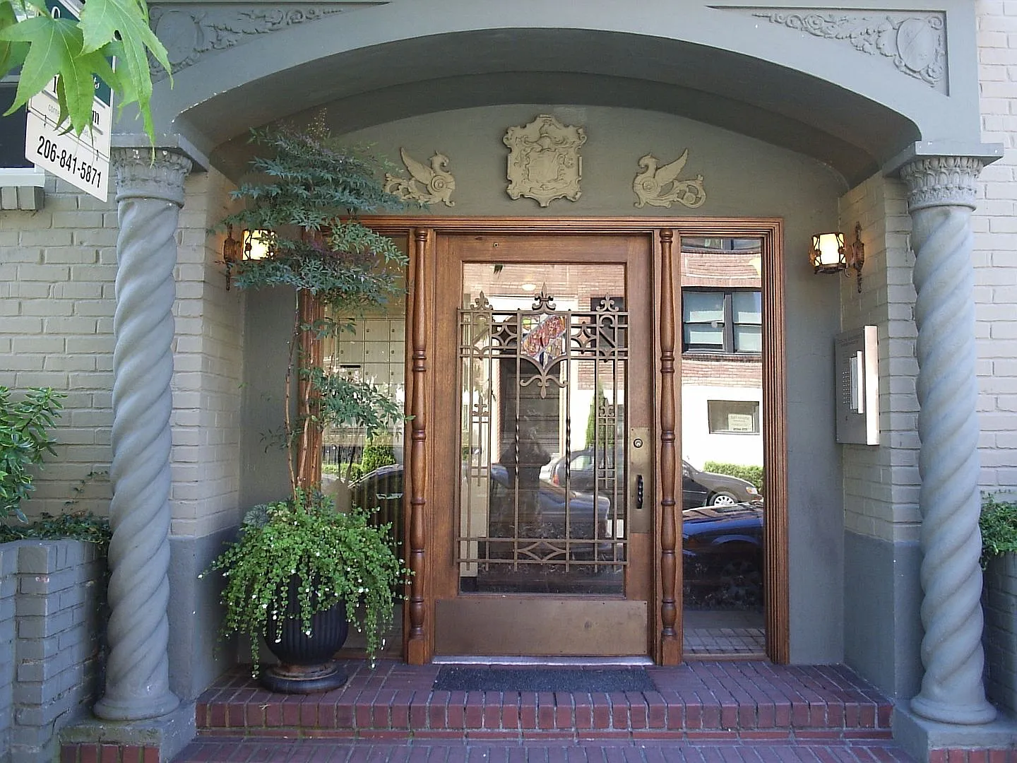Catalina Apartments — Photo 4