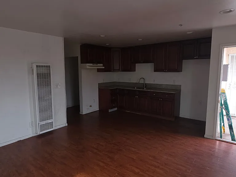 1122 W 93rd St #A — Photo 2