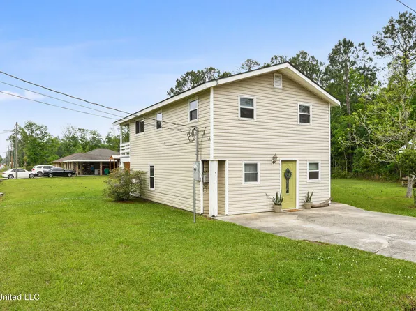 924 Washington St, Waveland, MS 39576