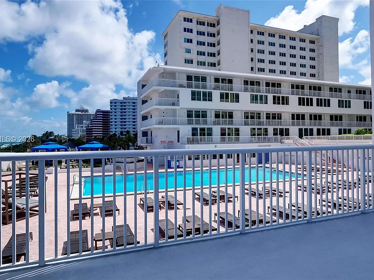 5401 Collins Ave #1126 — Photo 27