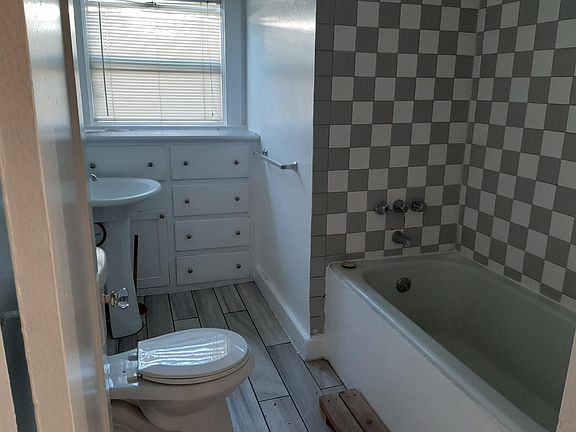 4th image of 4106 W Adams Blvd