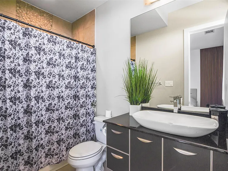1411 Hickory St — Photo 10