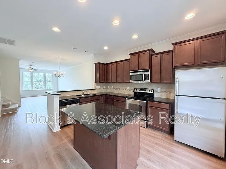 275 Michigan Ave — Photo 2