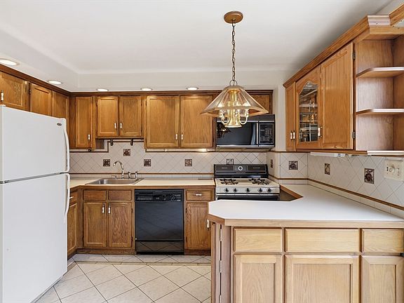 3rd image of 100 Roper St #D