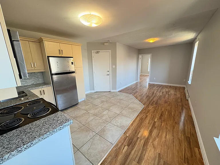469 King St W #3 — Photo 4