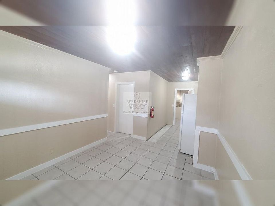 1st image of 1945 Avenue E SW #2