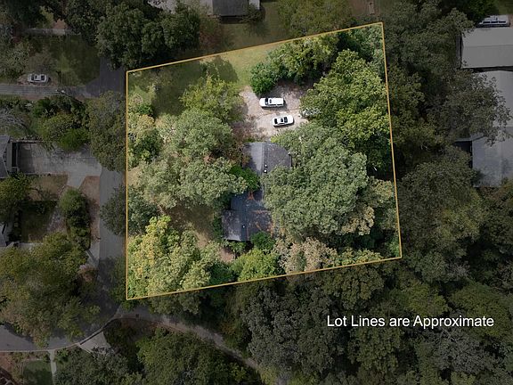 2nd image of 900 Oaklawn Dr