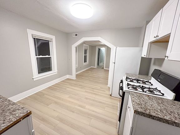 5th image of 18 Blossom St #20B