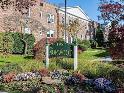195 N Village Ave #1D, Rockville Centre, NY, 11570
