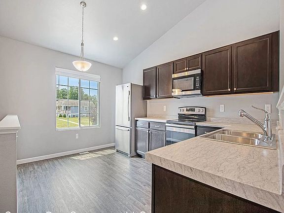 5th image of 426 Oak Hill Ct