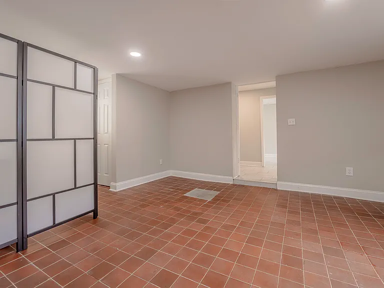 114 Mary Ave — Photo 6
