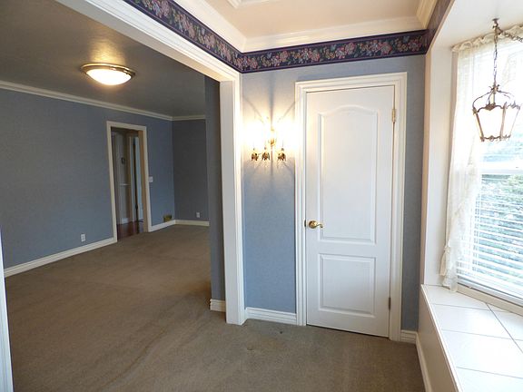 4th image of 460 E Warnock Ave