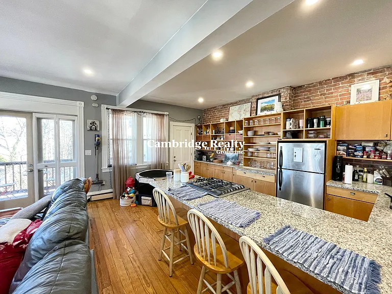 18 Sunset St #3T — Photo 2