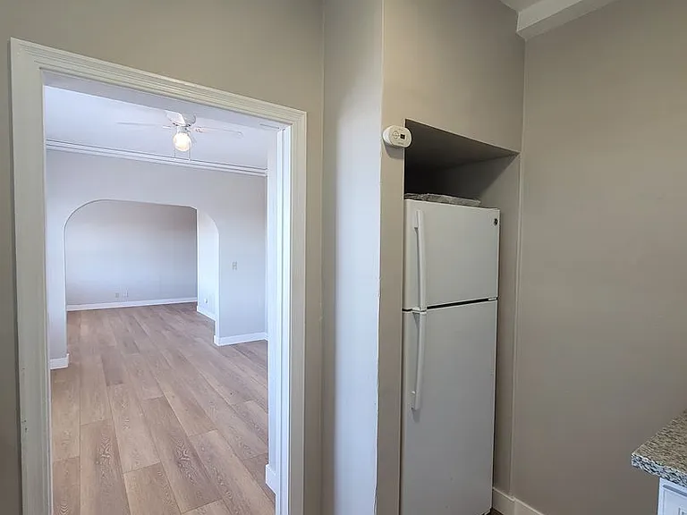 618 W 7th St — Photo 11