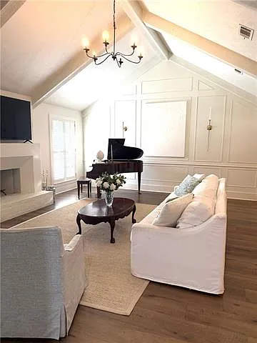 3 bed, 2.0 bath, 2453 sqft, $2,500 — Photo 2
