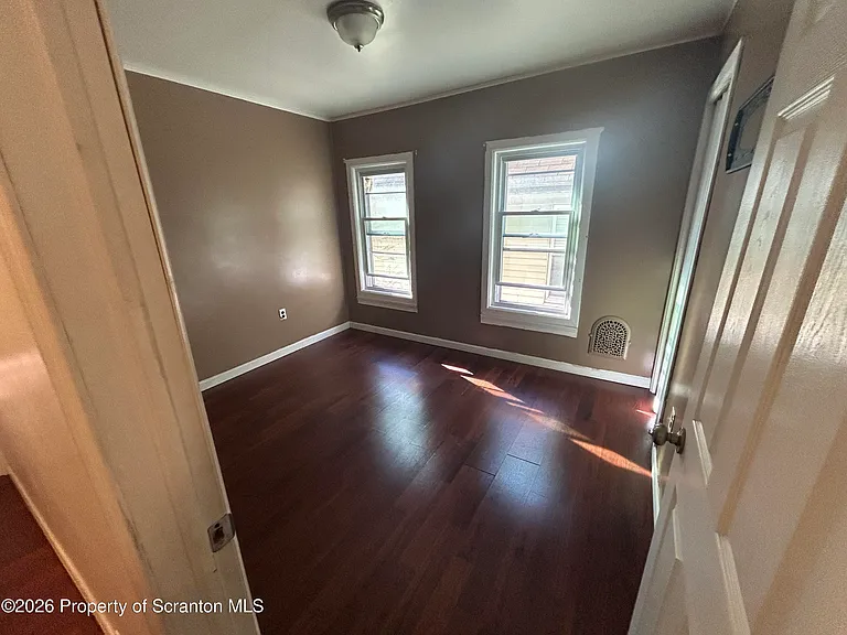 945 Woodlawn St — Photo 7