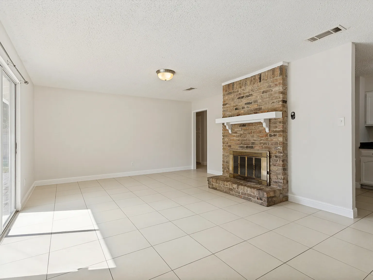 3 bed, 1414 sqft, $2,000 — Photo 2
