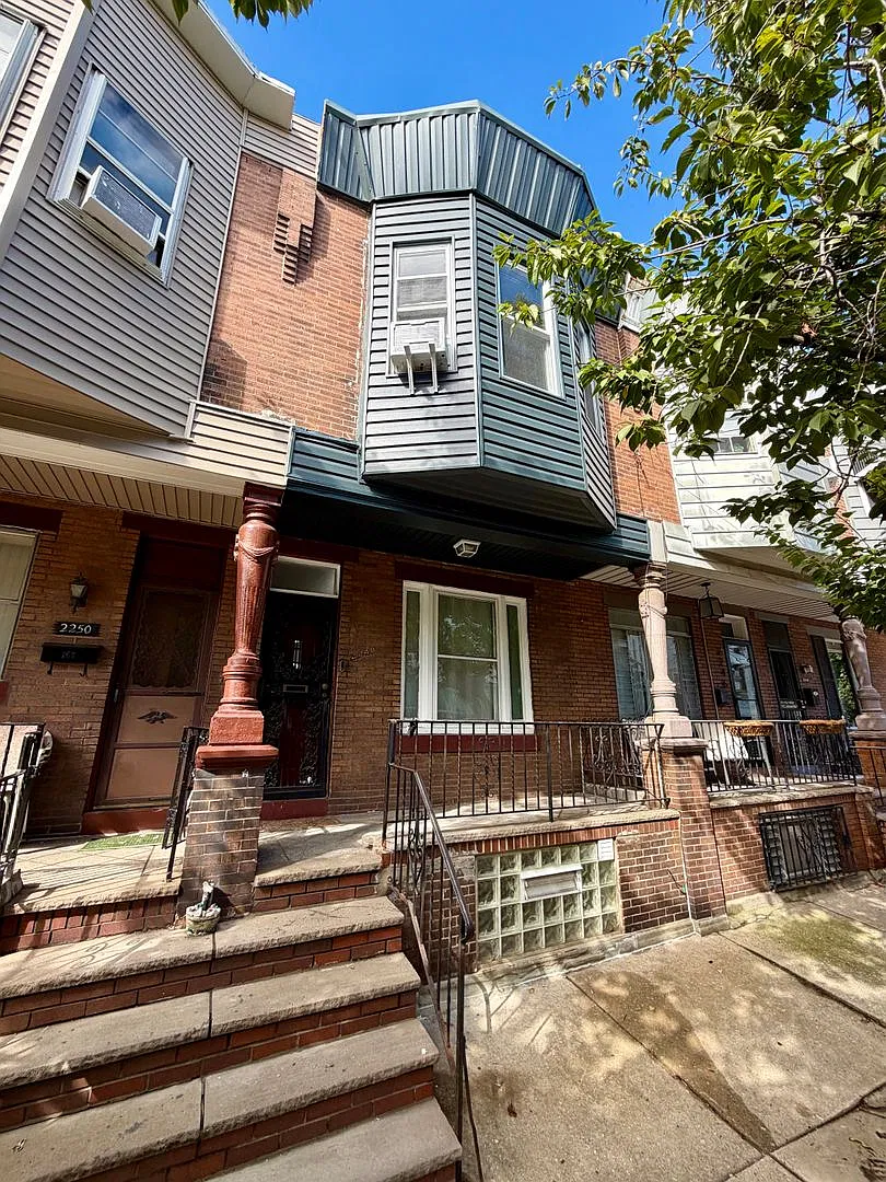 Charming 3-Bedroom Home in West Passyunk! Available NOW! — Photo 2