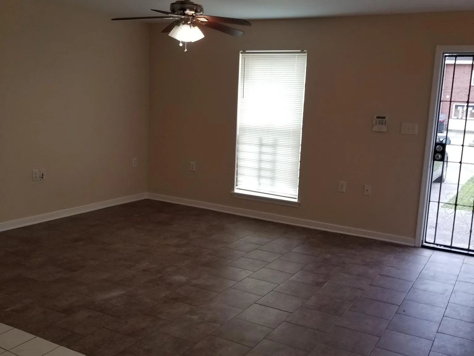 3 bed, 2.5 bath, 1500 sqft, $1,575 — Photo 2