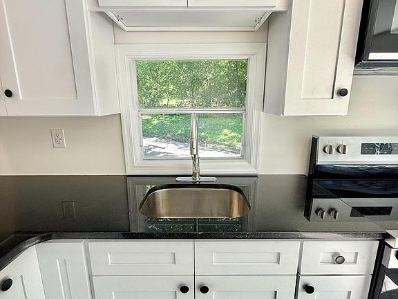 4th image of 145 Devon Dr