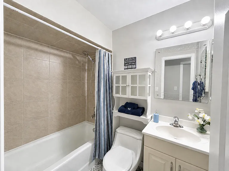 6847 Hawthorne Ln — Photo 13