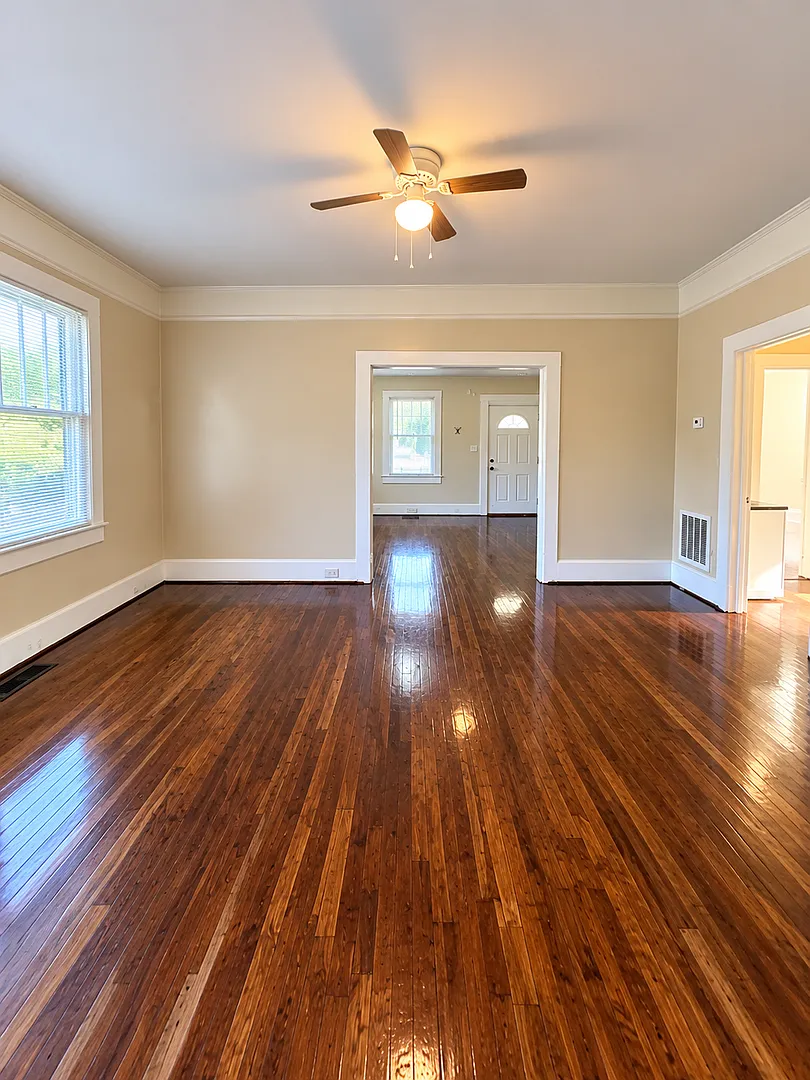 Spacious and charming 3-bedroom home located in Columbia's established Eau Claire area! — Photo 3