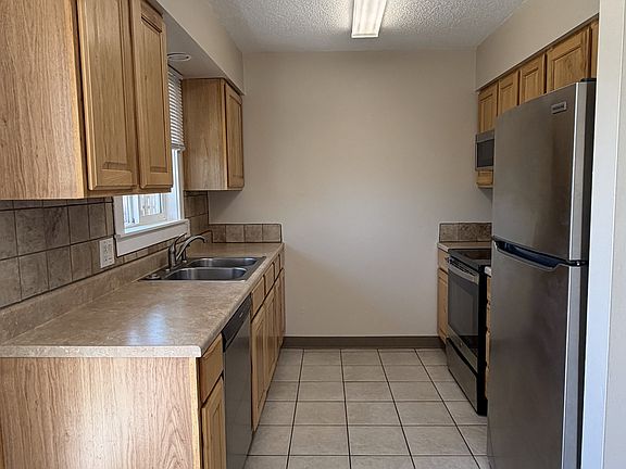 2nd image of 412B Columbine Ave #B