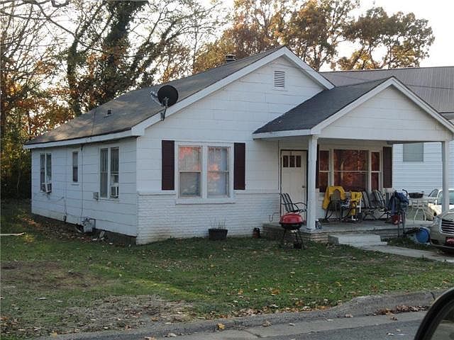 1st image of 604 Landers St