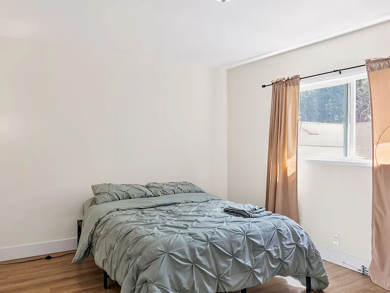 1250 E 3rd St #8 — Photo 9