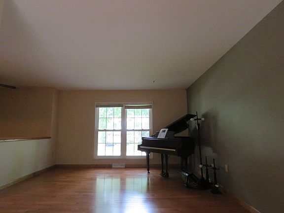 2nd image of 6 White Pine Ln