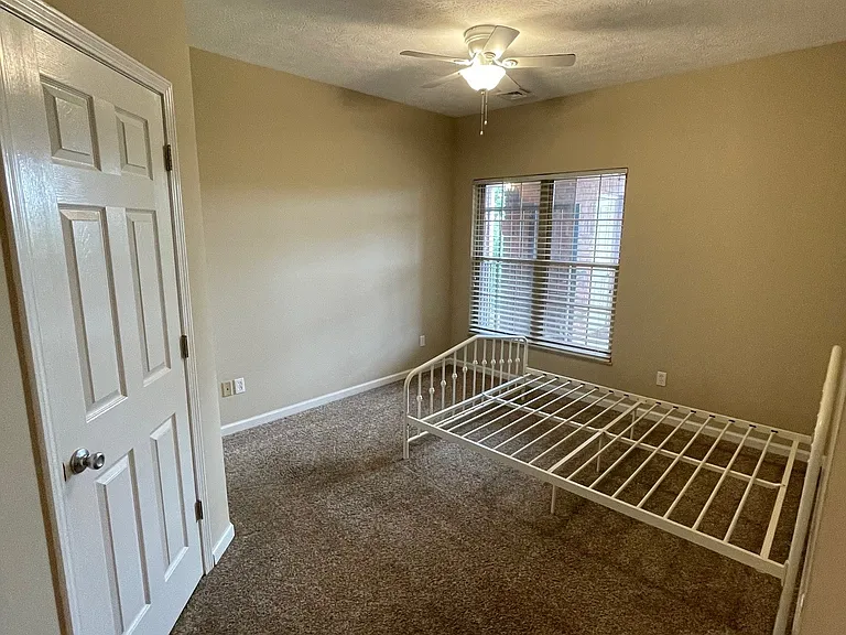 4805 Lyons View Pike #304 — Photo 16