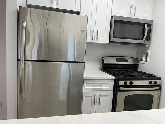5th image of 1 Irving Pl APT P19i