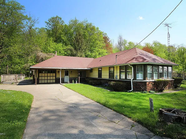 1293 Pearl St, Buchanan, MI 49107