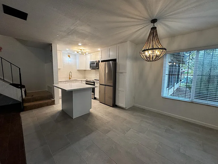 Kitchen and breakfast