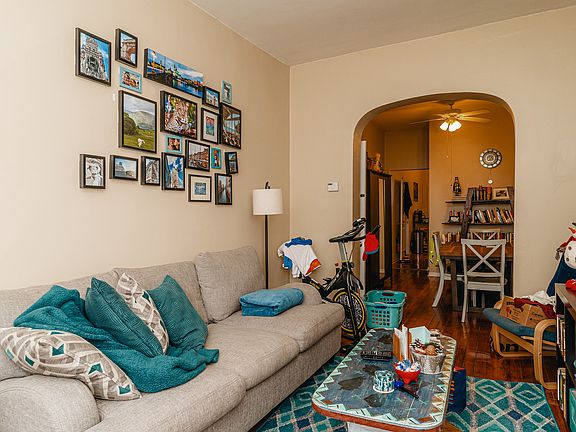 3rd image of 1403 N Oakley Blvd
