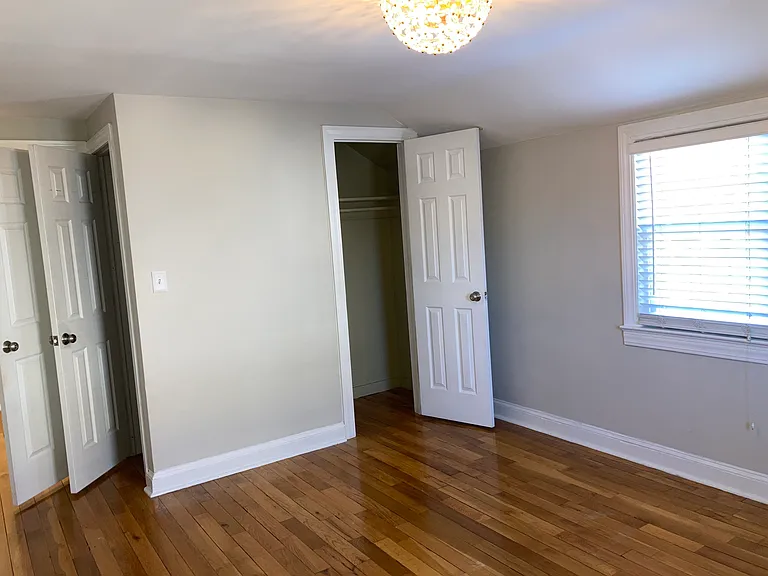 King Size bedroom 2 closets