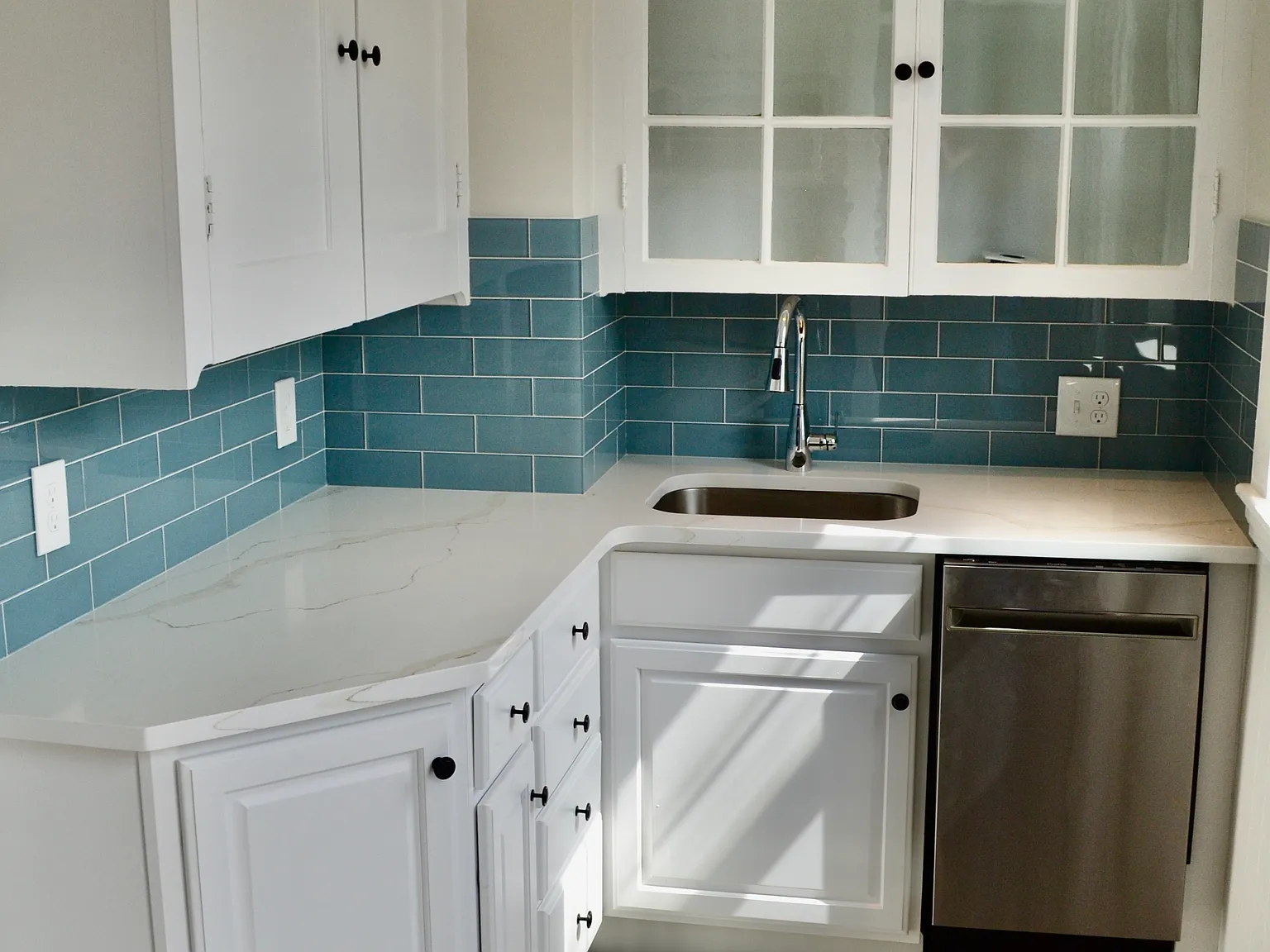 2 bed, 975 sqft, $3,300 — Photo 3