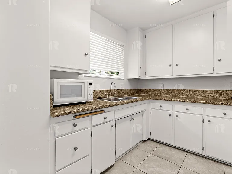 (Sr/Ti/Yo:B) 4838-4846 Hazeltine Avenue — Photo 9