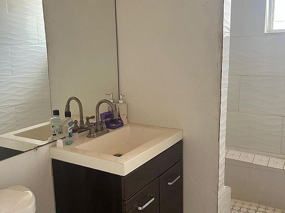 5th image of 143 Richmond Est