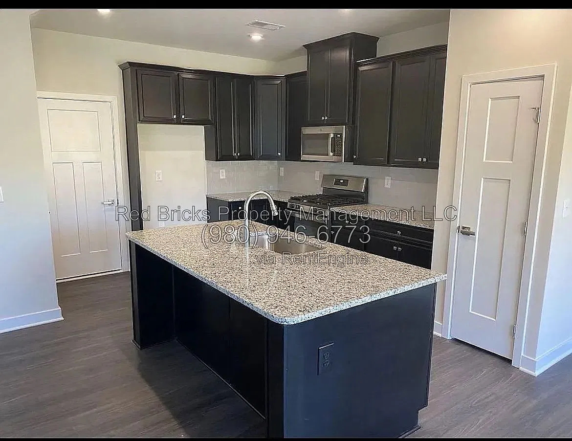 3 bed, 2.5 bath, 1838 sqft, $2,350 — Photo 4